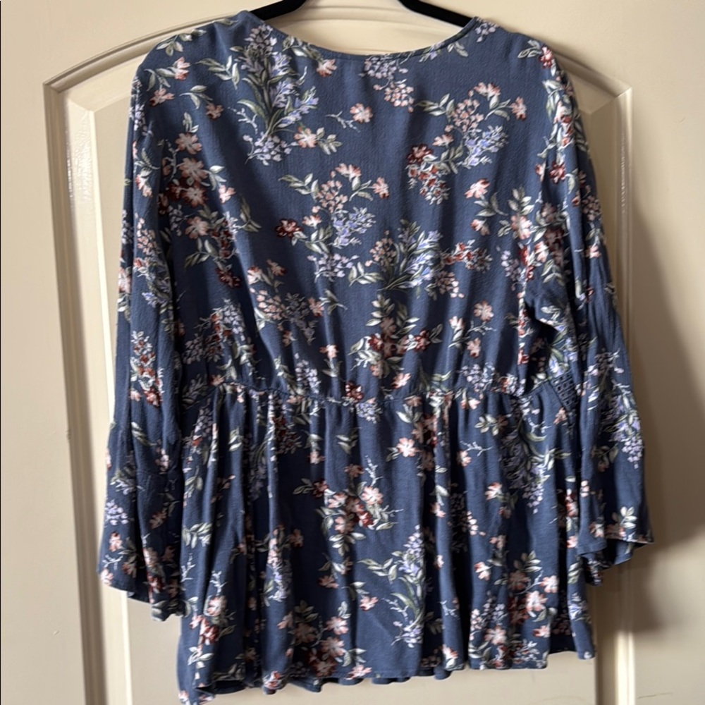 Torrid Blue Gray Bell Sleeve Floral Tunic with Bib Collar Blouse 1X - Picture 8 of 9